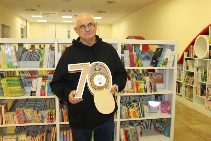 FOTOZABILJEŠKA: Rođendanska torta za bivšeg ravnatelja pleterničke Knjižnice 