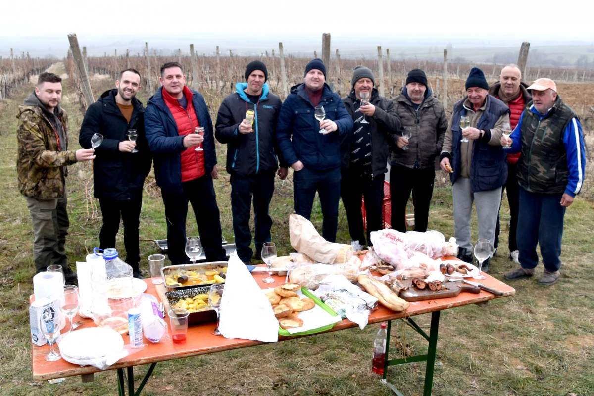 Vincelovo kod Denija Pavića: Okupio prijatelje i suigrače uz vatru, pjesmu i vrhunsku graševinu