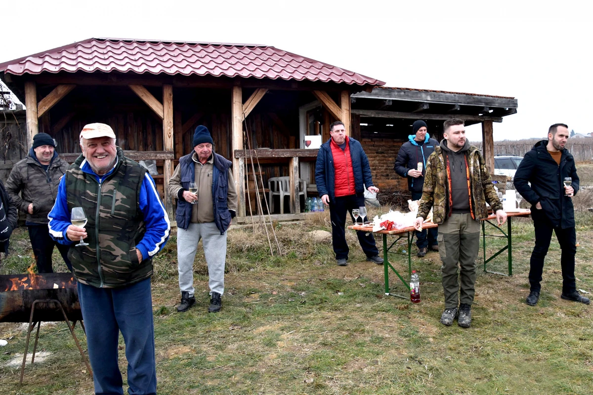 Vincelovo kod Denija Pavića: Okupio prijatelje i suigrače uz vatru, pjesmu i vrhunsku graševinu