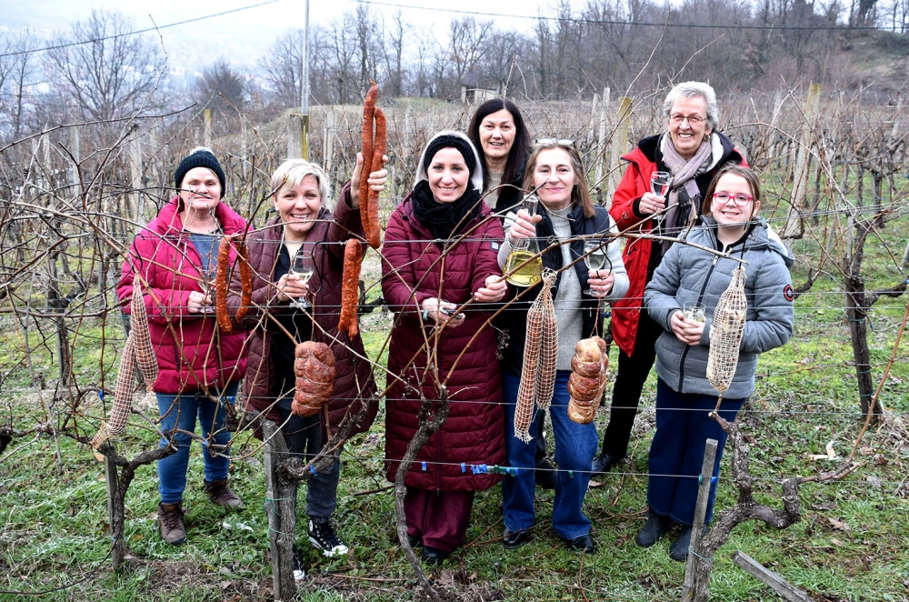 Prvi rez za rodnu godinu: Klaudija Mihaljević Ruža otvorila sezonu u vinogradu Vuković na Sokolovcu