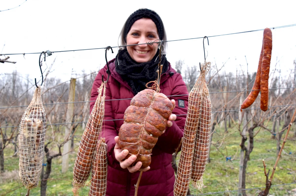Prvi rez za rodnu godinu: Klaudija Mihaljević Ruža otvorila sezonu u vinogradu Vuković na Sokolovcu