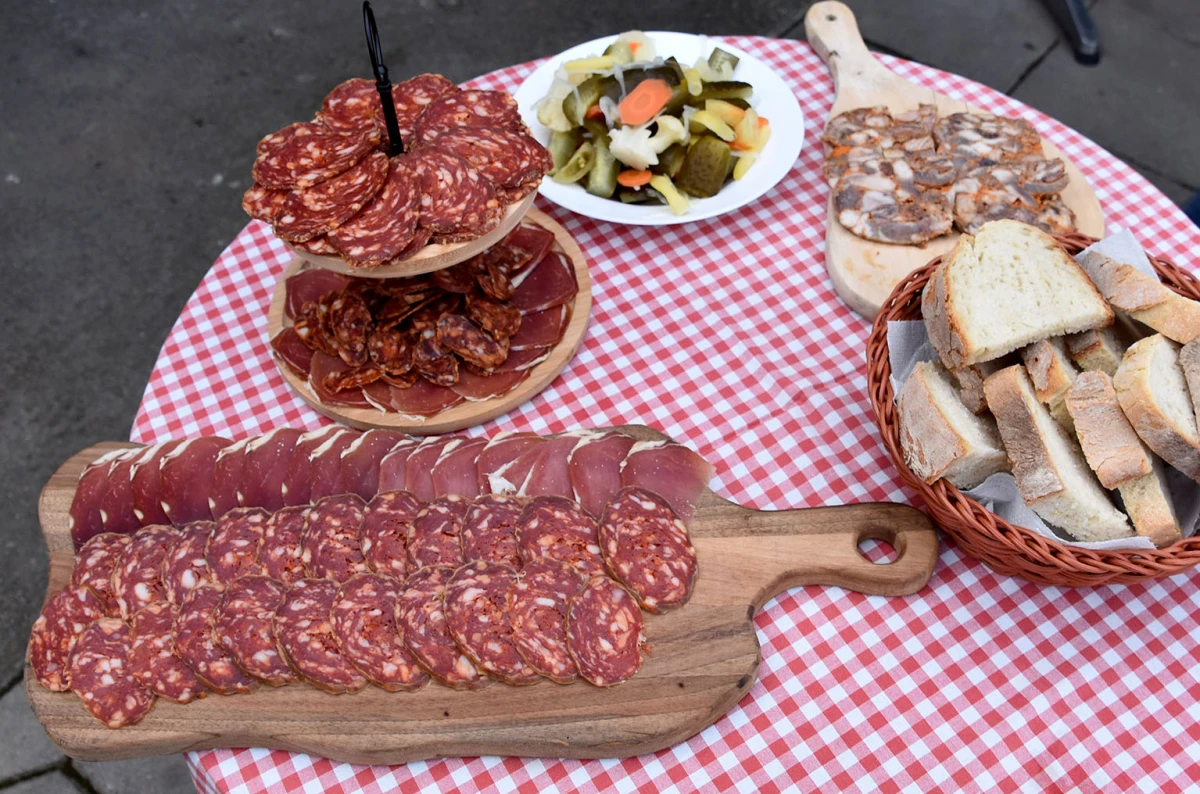 Prvi rez za rodnu godinu: Klaudija Mihaljević Ruža otvorila sezonu u vinogradu Vuković na Sokolovcu