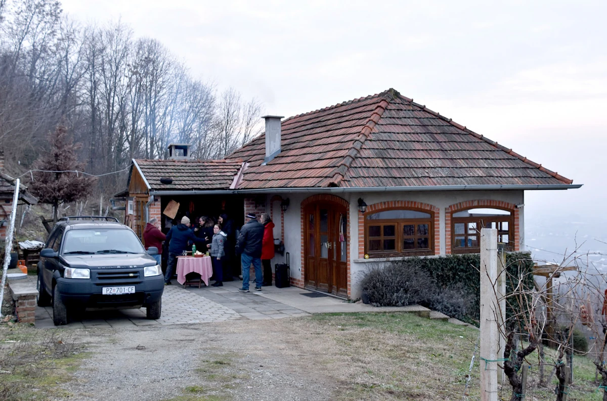 Prvi rez za rodnu godinu: Klaudija Mihaljević Ruža otvorila sezonu u vinogradu Vuković na Sokolovcu