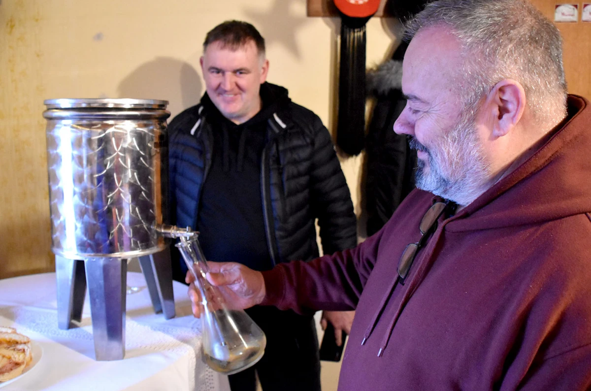 Prvi rez za rodnu godinu: Klaudija Mihaljević Ruža otvorila sezonu u vinogradu Vuković na Sokolovcu