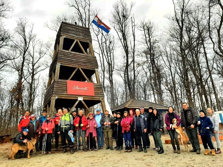 Koracima kroz vinograde i povijest Požeške gore: Zimski vincelovski pohod u Pleternici