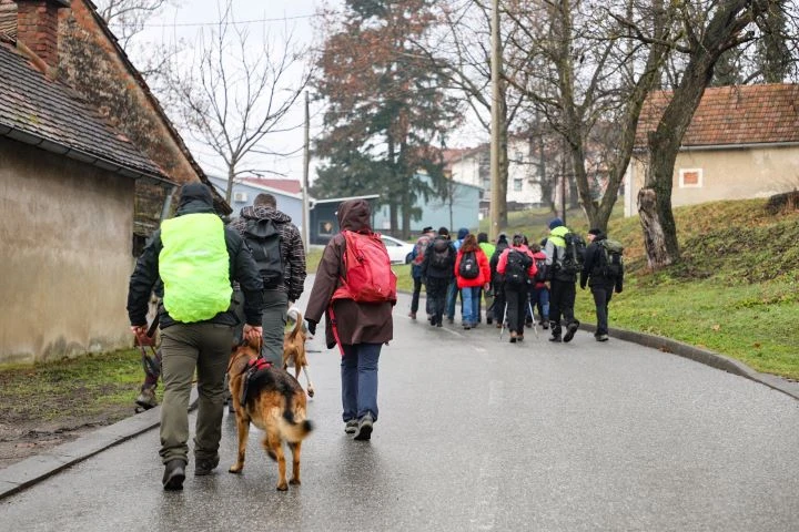 Koracima kroz vinograde i povijest Požeške gore: Zimski vincelovski pohod u Pleternici