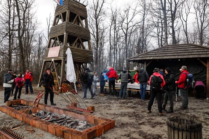Koracima kroz vinograde i povijest Požeške gore: Zimski vincelovski pohod u Pleternici