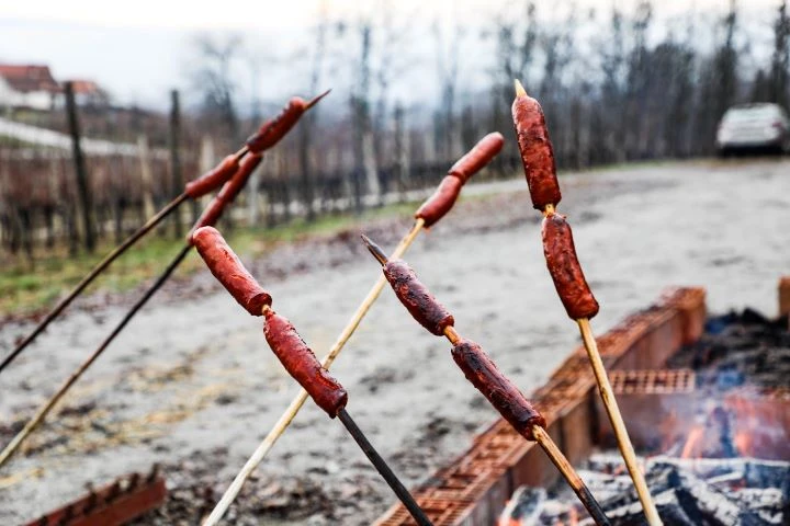 Koracima kroz vinograde i povijest Požeške gore: Zimski vincelovski pohod u Pleternici