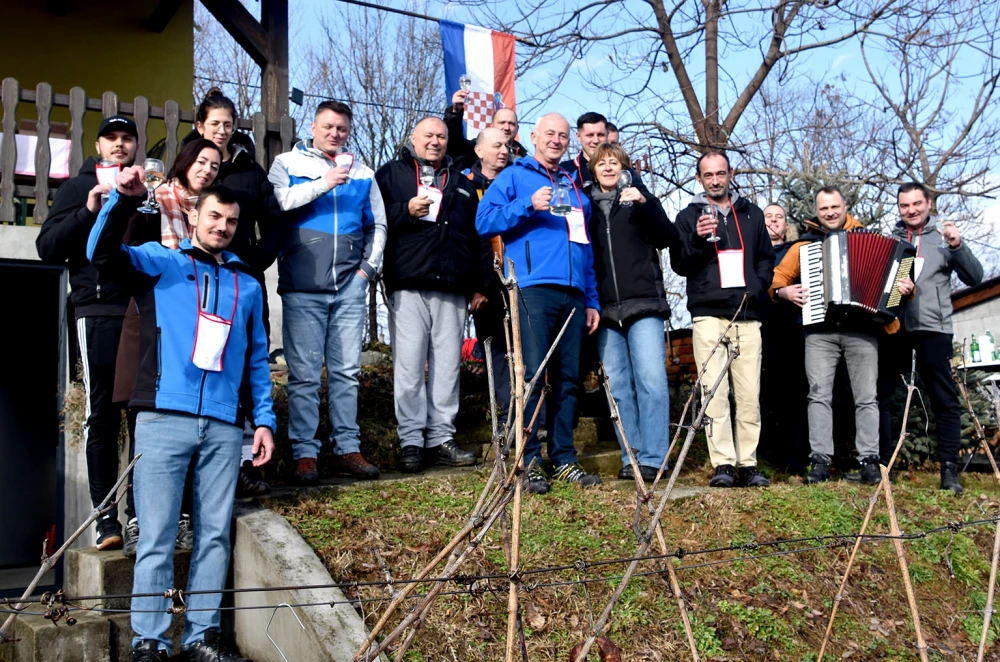 Vincelovo kod Ivanovića na Sokolovcu: DJ Pavka rezao lozu, a harmonikaš Dražen grijao atmosferu