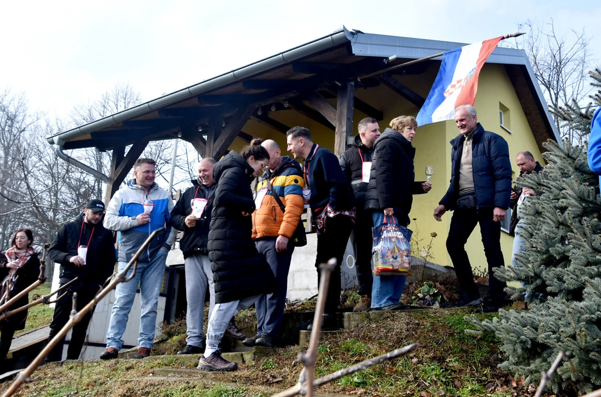 Vincelovo kod Ivanovića na Sokolovcu: DJ Pavka rezao lozu, a harmonikaš Dražen grijao atmosferu