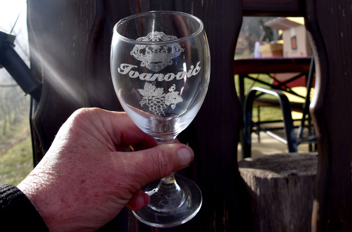 Vincelovo kod Ivanovića na Sokolovcu: DJ Pavka rezao lozu, a harmonikaš Dražen grijao atmosferu