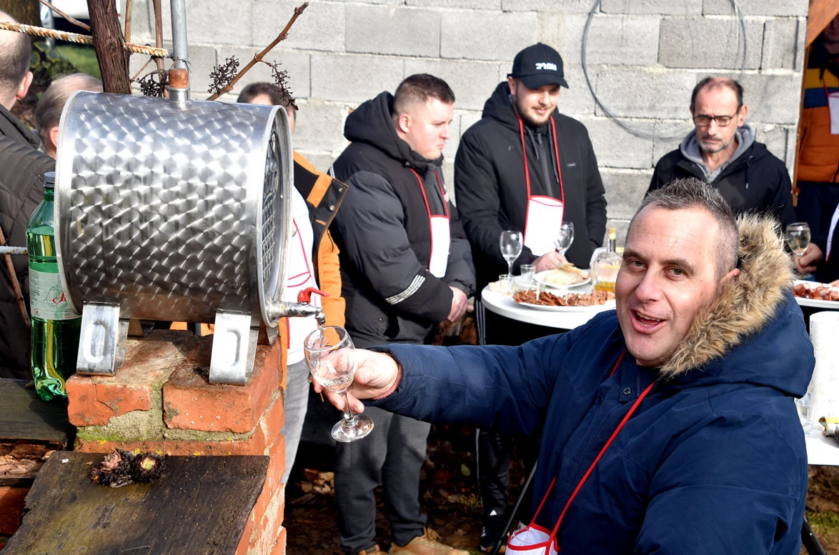 Vincelovo kod Ivanovića na Sokolovcu: DJ Pavka rezao lozu, a harmonikaš Dražen grijao atmosferu