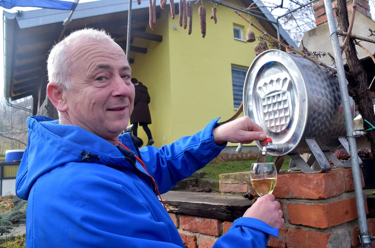 Vincelovo kod Ivanovića na Sokolovcu: DJ Pavka rezao lozu, a harmonikaš Dražen grijao atmosferu