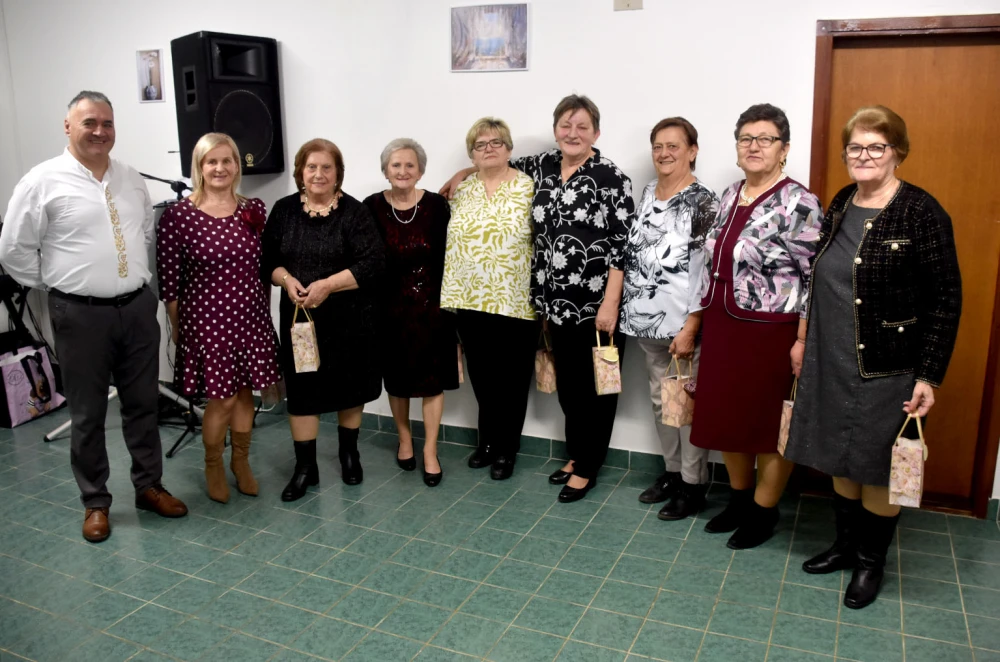 Velički umirovljenici pjesmom i plesom proslavili Marinje: Sedam slavljenica darivano za imendan