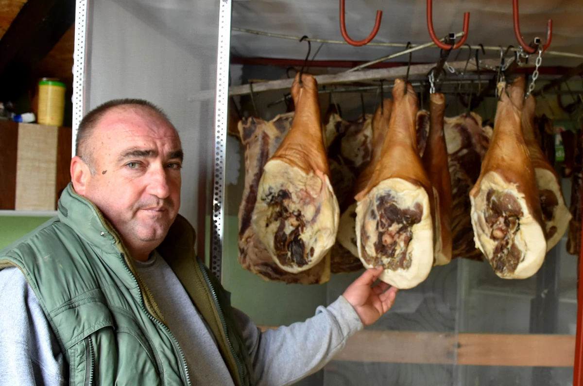 Spoj kista, volana i farme: Obitelj Bošnjak u Lukaču uz osnovne poslove stvorila raj za mangulice