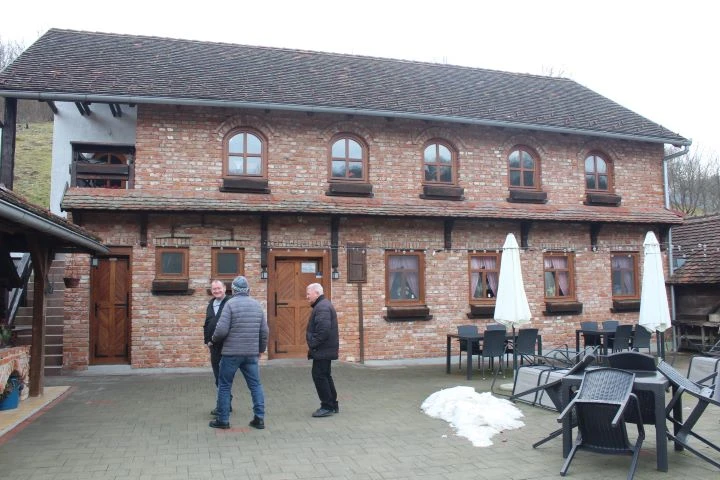 Pleternički umirovljenici posjetili eko-etno selo u Staroj Kapeli