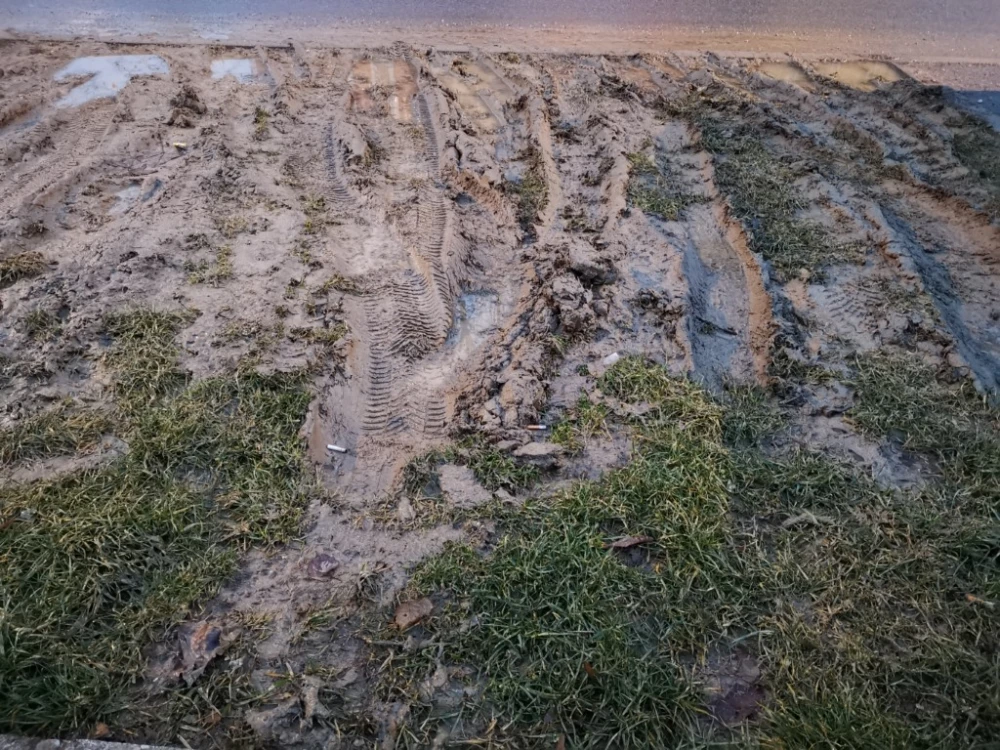 Vukovarska dobila novo parkiralište – na travi: Kršenje propisa i uništavanje zelenila