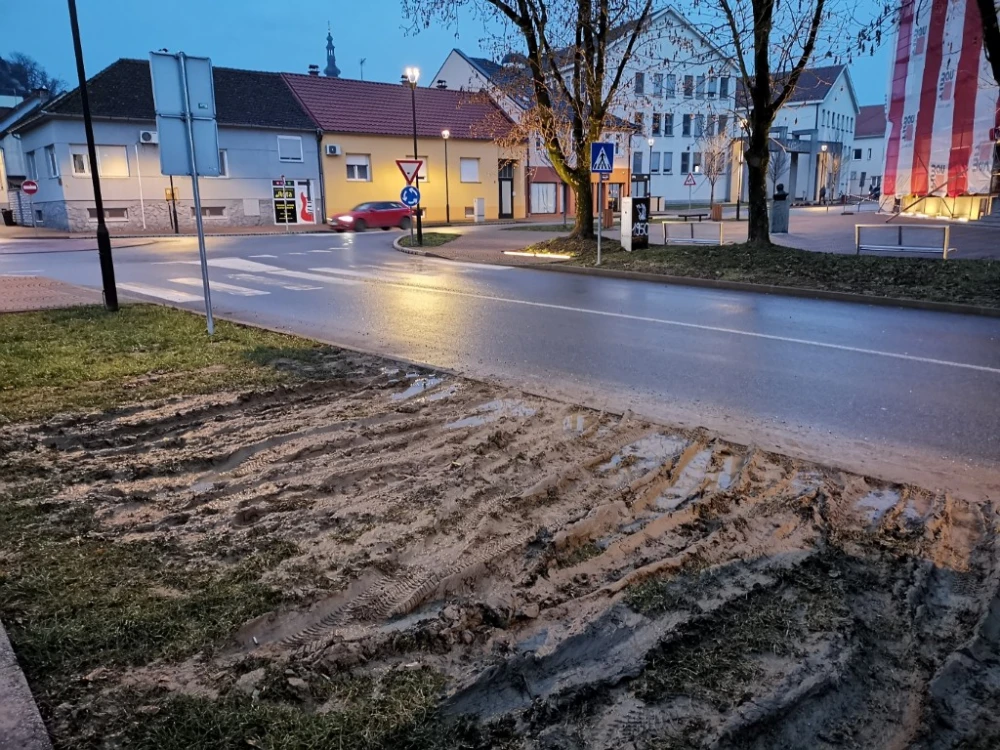 Vukovarska dobila novo parkiralište – na travi: Kršenje propisa i uništavanje zelenila