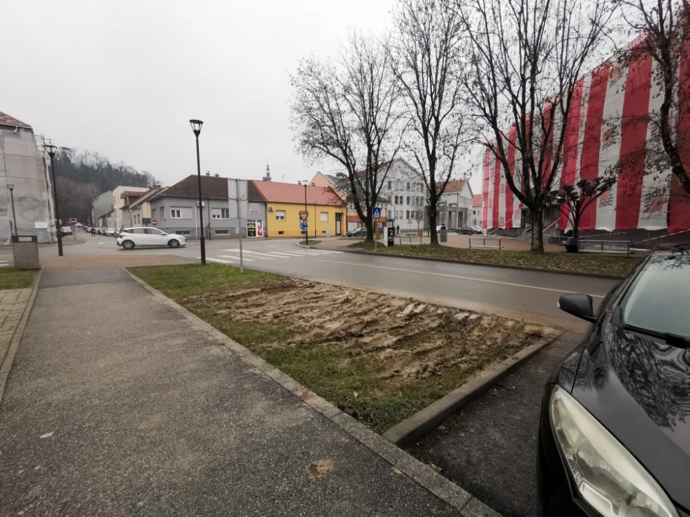 Vukovarska dobila novo parkiralište – na travi: Kršenje propisa i uništavanje zelenila