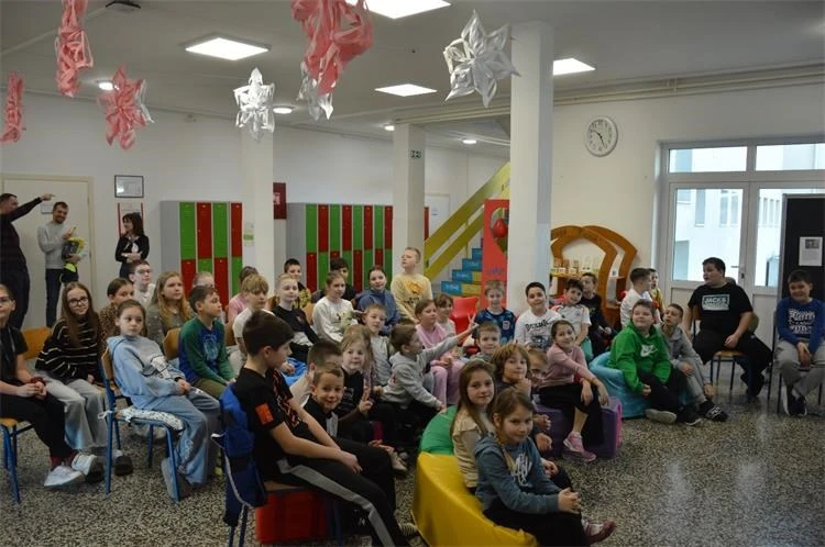 Od učionice do semafora: Policajac učenicima pokazao kako biti siguran u prometu