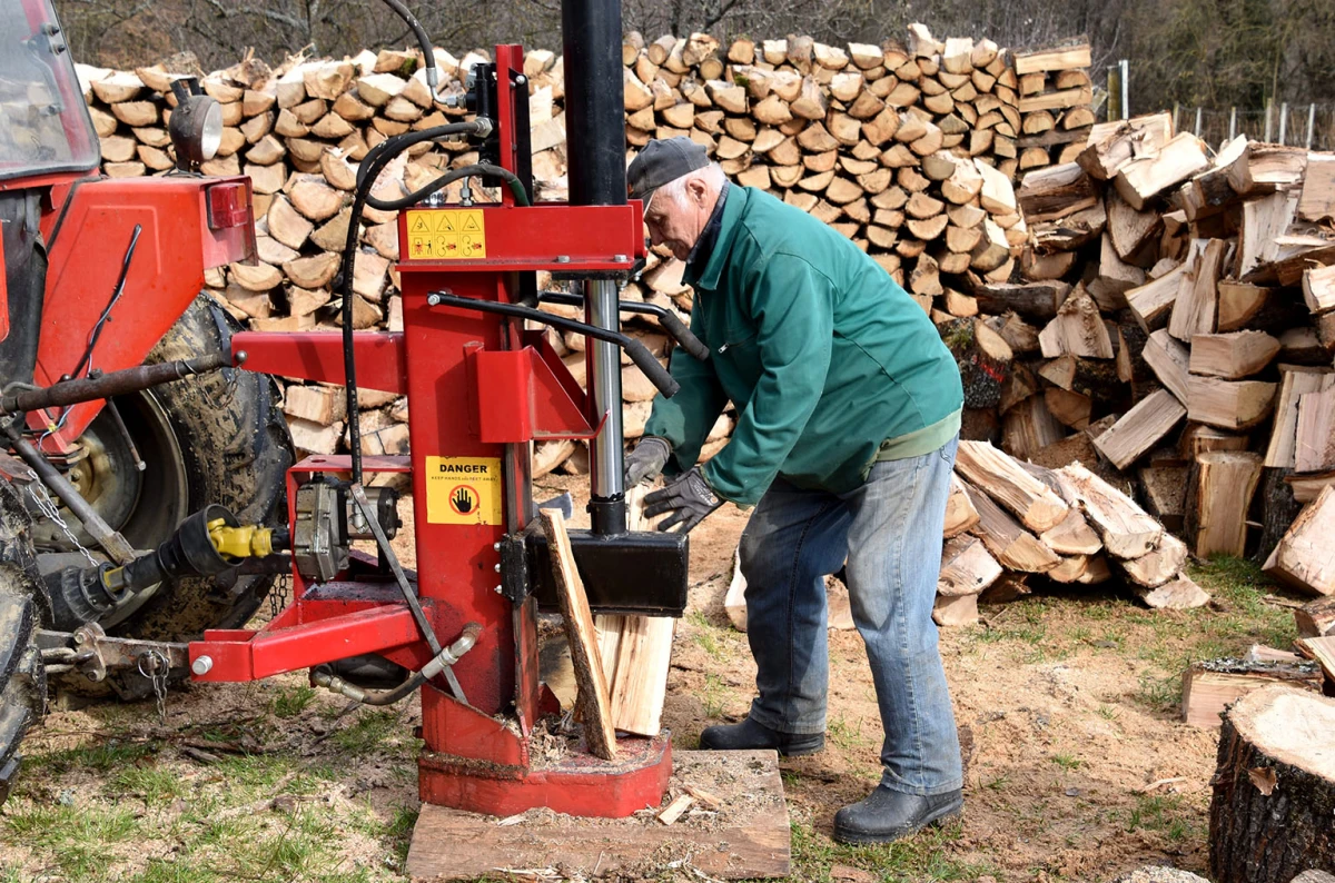 Zime se ne boji: Branko Guzmić iz Radovanaca već pripremio drva za sljedeću sezonu