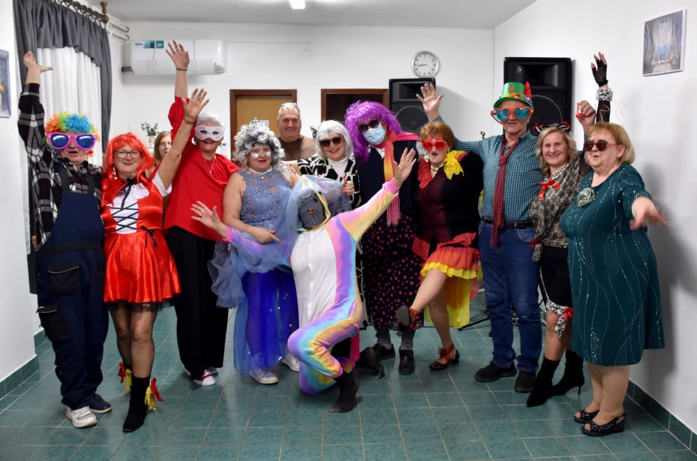 VESELO U VELIKOJ: Velički umirovljenici spojili Valentinovo i maškare u nezaboravnu zabavu