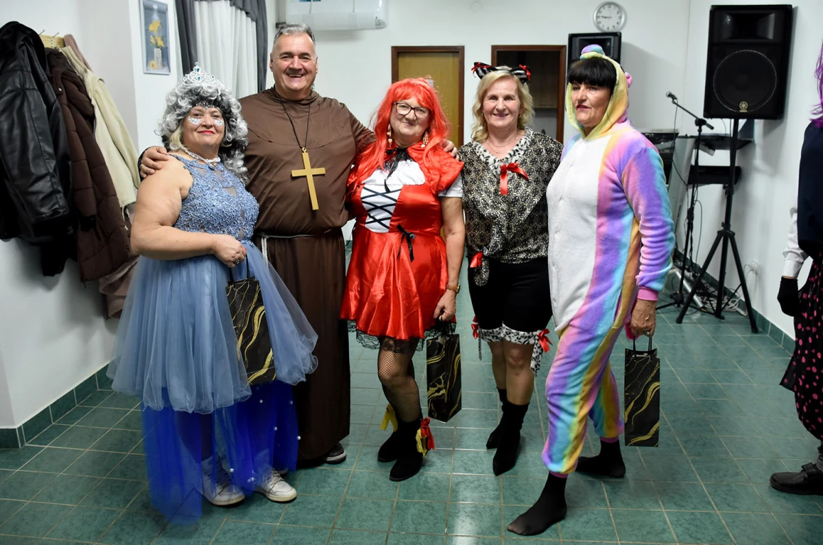 VESELO U VELIKOJ: Velički umirovljenici spojili Valentinovo i maškare u nezaboravnu zabavu