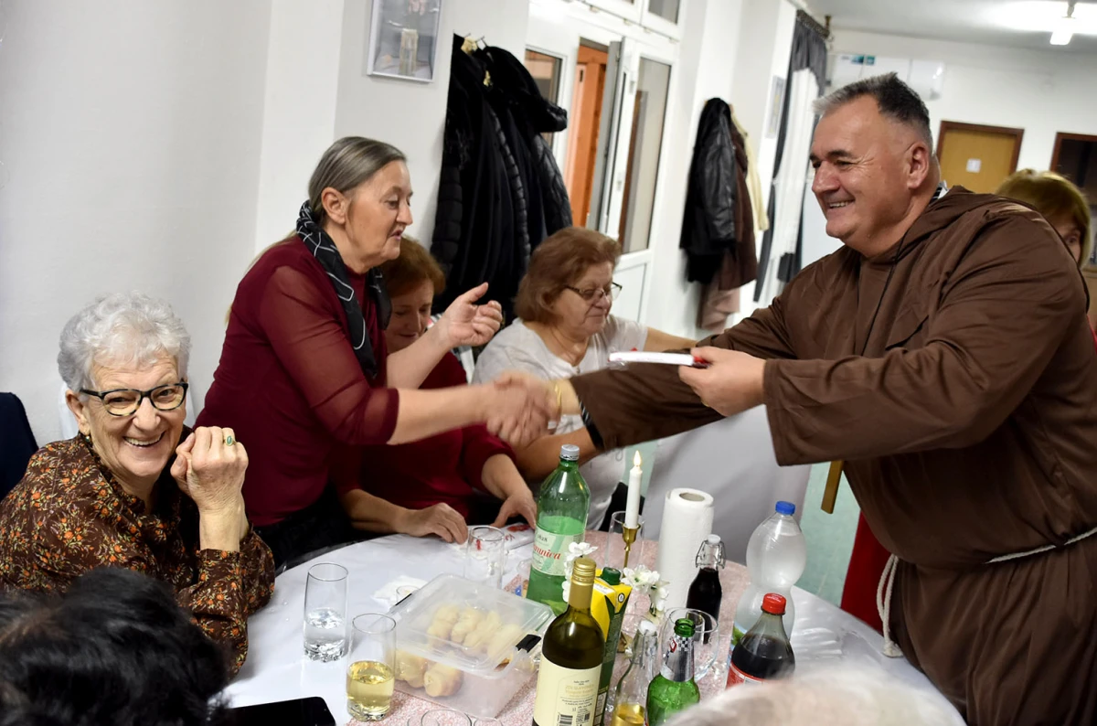 VESELO U VELIKOJ: Velički umirovljenici spojili Valentinovo i maškare u nezaboravnu zabavu