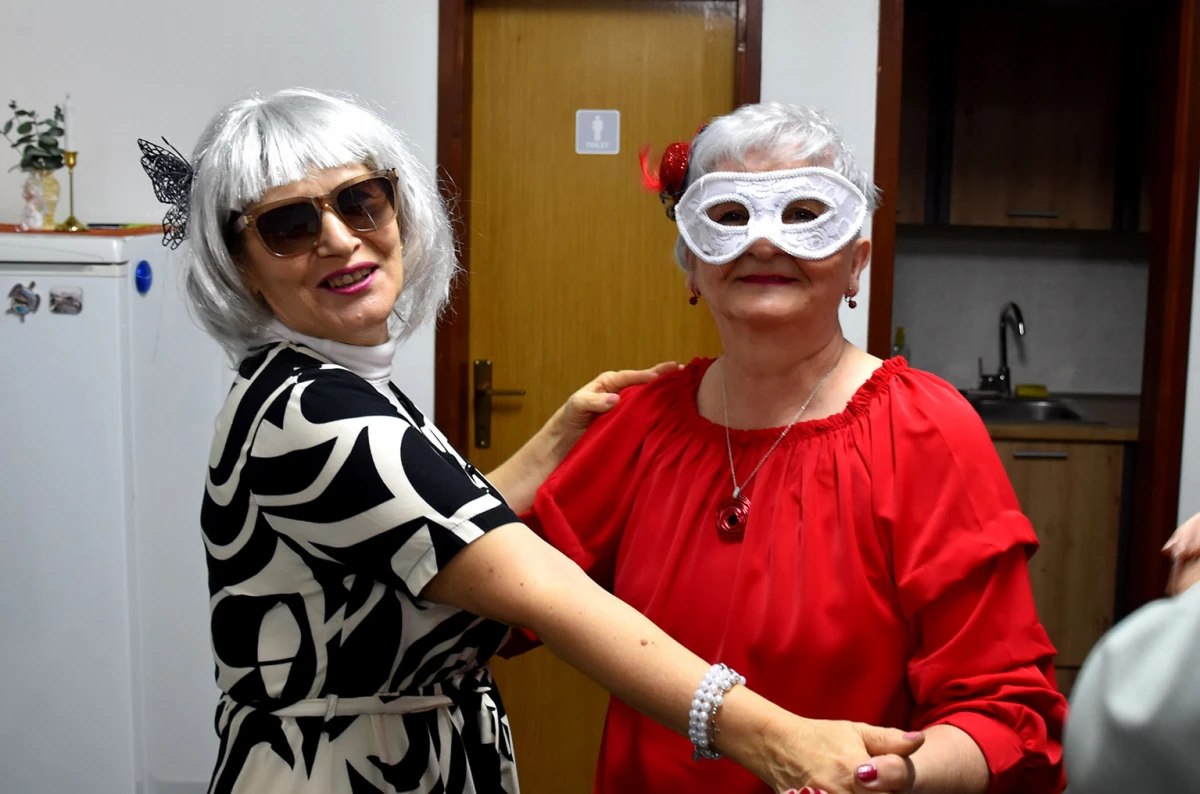 VESELO U VELIKOJ: Velički umirovljenici spojili Valentinovo i maškare u nezaboravnu zabavu