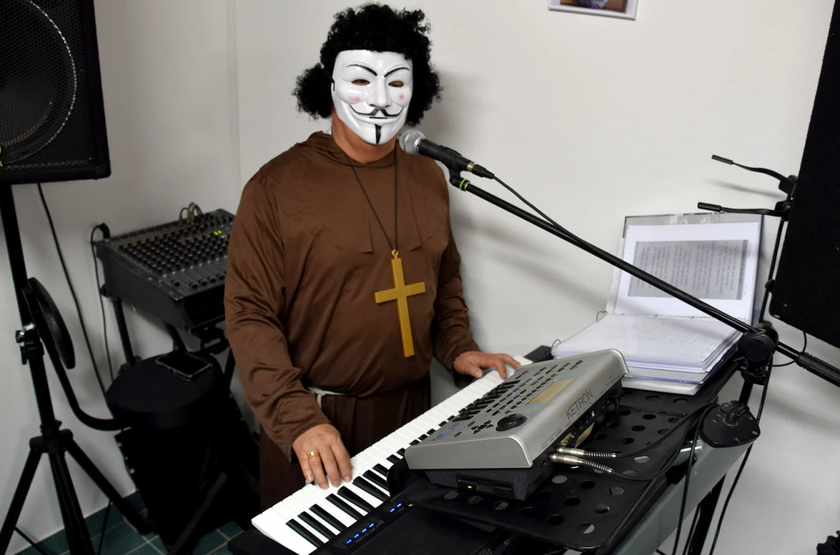 VESELO U VELIKOJ: Velički umirovljenici spojili Valentinovo i maškare u nezaboravnu zabavu