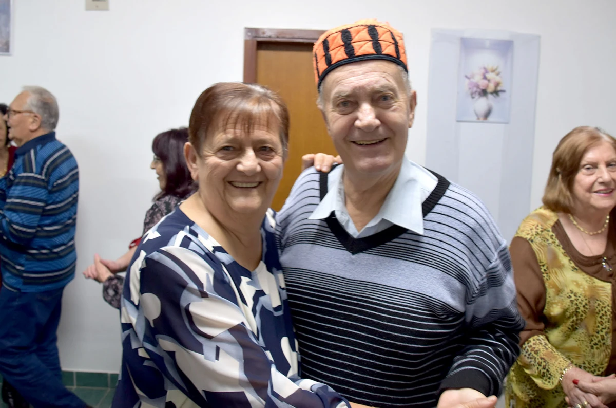 VESELO U VELIKOJ: Velički umirovljenici spojili Valentinovo i maškare u nezaboravnu zabavu