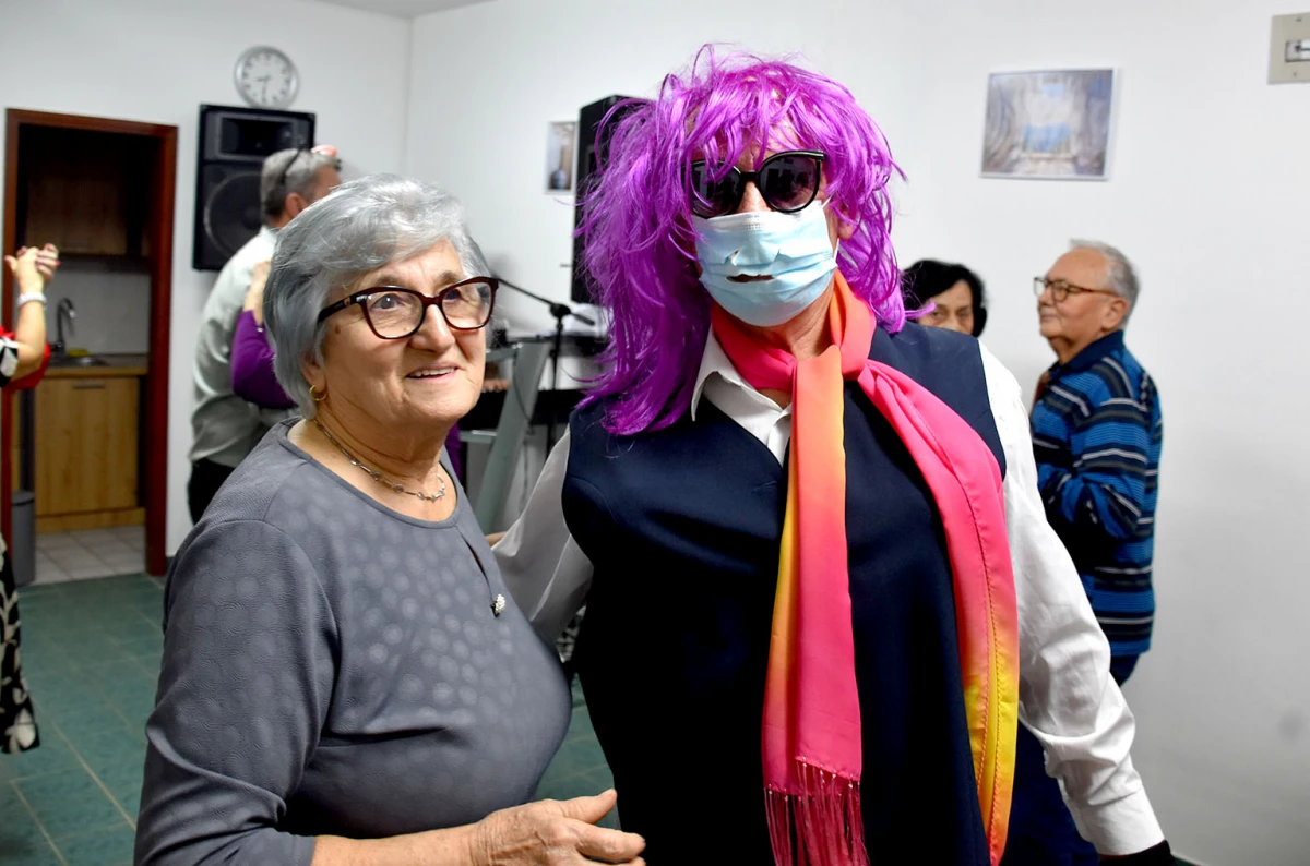 VESELO U VELIKOJ: Velički umirovljenici spojili Valentinovo i maškare u nezaboravnu zabavu