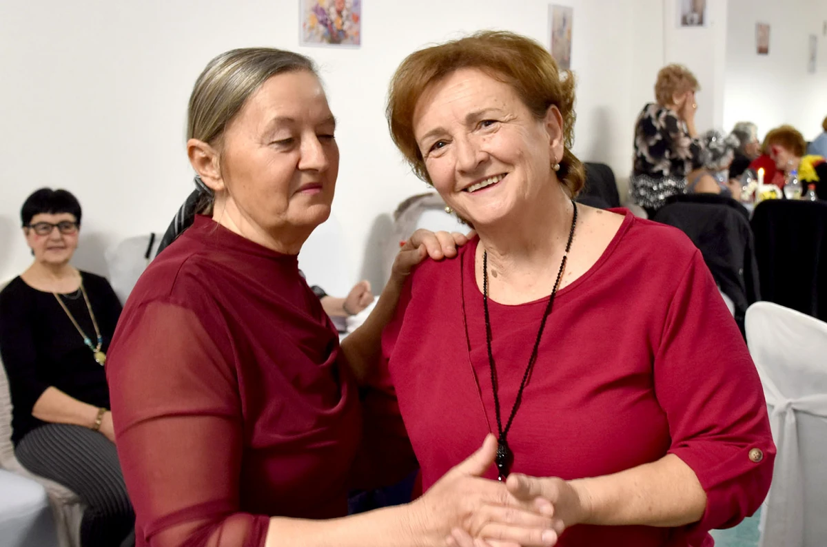 VESELO U VELIKOJ: Velički umirovljenici spojili Valentinovo i maškare u nezaboravnu zabavu