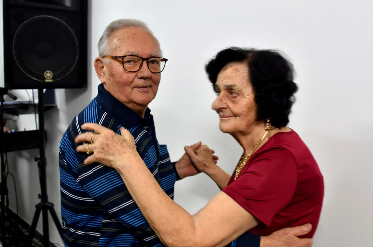 VESELO U VELIKOJ: Velički umirovljenici spojili Valentinovo i maškare u nezaboravnu zabavu