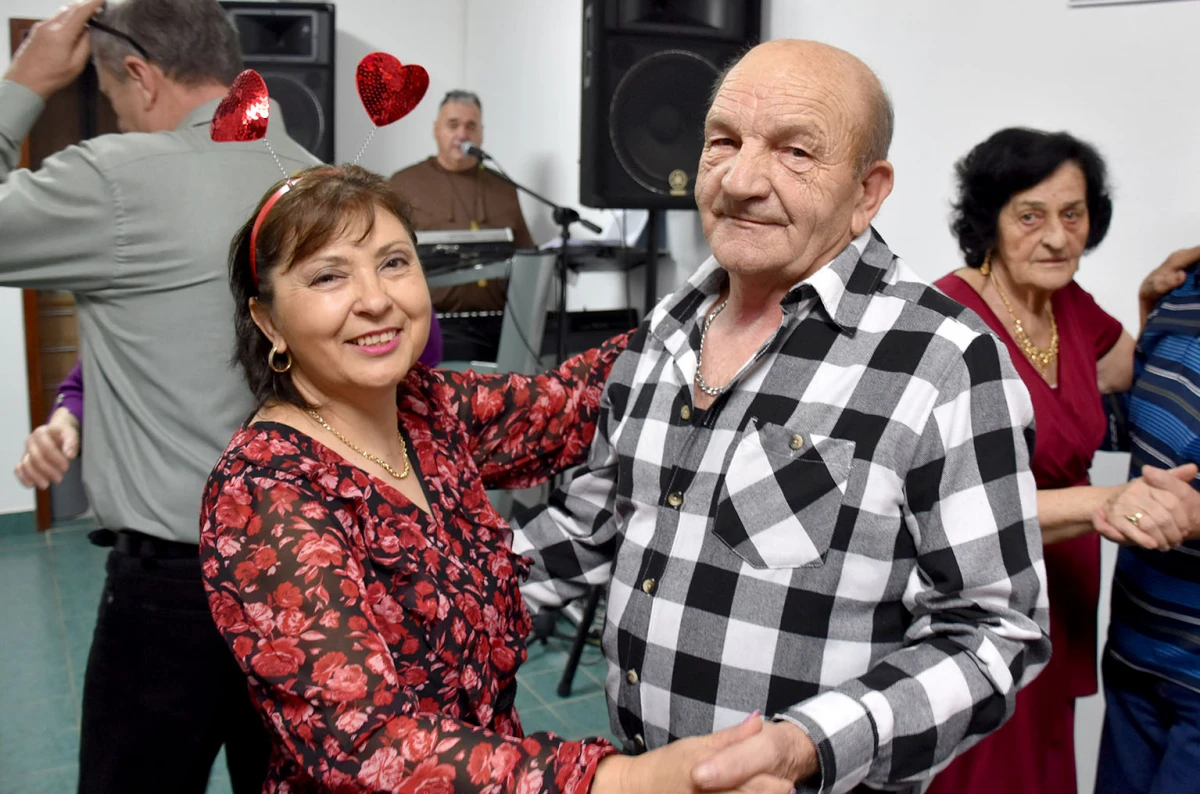 VESELO U VELIKOJ: Velički umirovljenici spojili Valentinovo i maškare u nezaboravnu zabavu