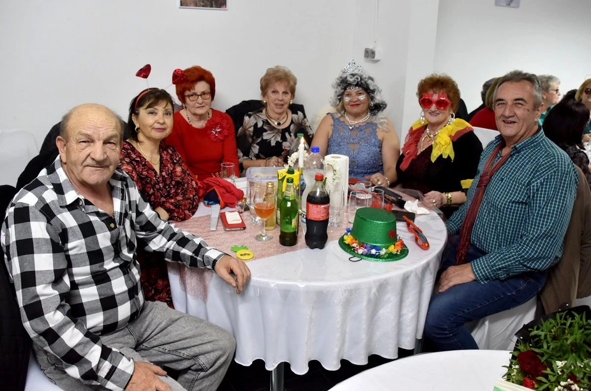 VESELO U VELIKOJ: Velički umirovljenici spojili Valentinovo i maškare u nezaboravnu zabavu