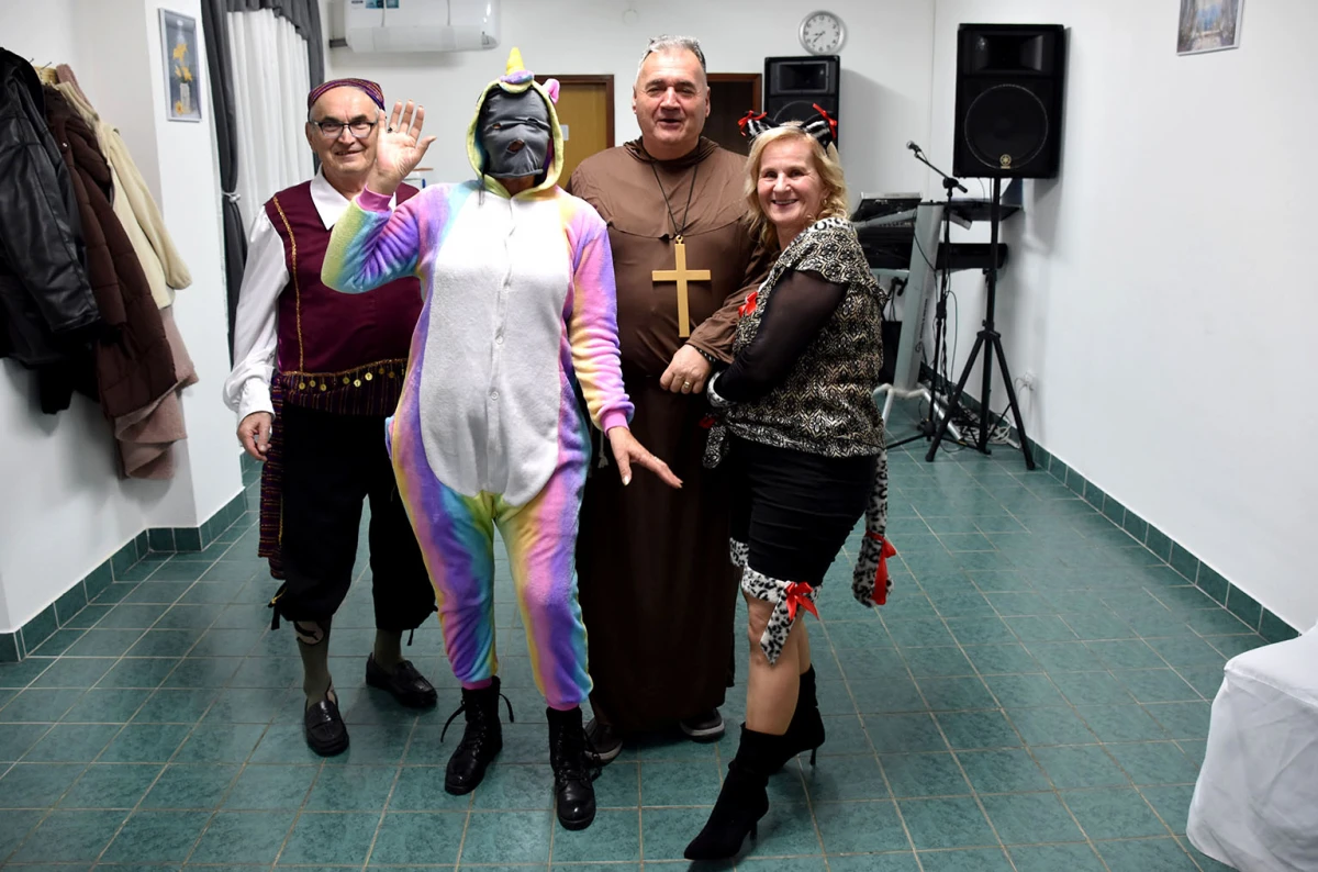 VESELO U VELIKOJ: Velički umirovljenici spojili Valentinovo i maškare u nezaboravnu zabavu