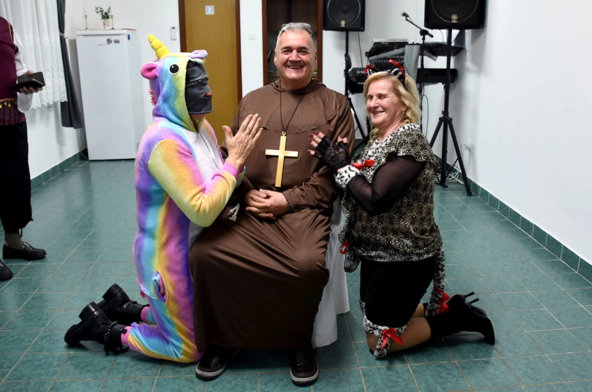 VESELO U VELIKOJ: Velički umirovljenici spojili Valentinovo i maškare u nezaboravnu zabavu