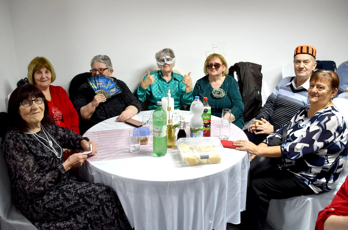 VESELO U VELIKOJ: Velički umirovljenici spojili Valentinovo i maškare u nezaboravnu zabavu