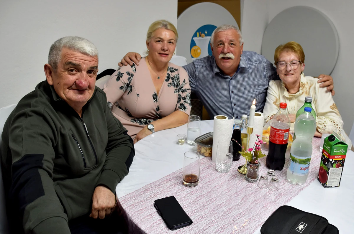 VESELO U VELIKOJ: Velički umirovljenici spojili Valentinovo i maškare u nezaboravnu zabavu