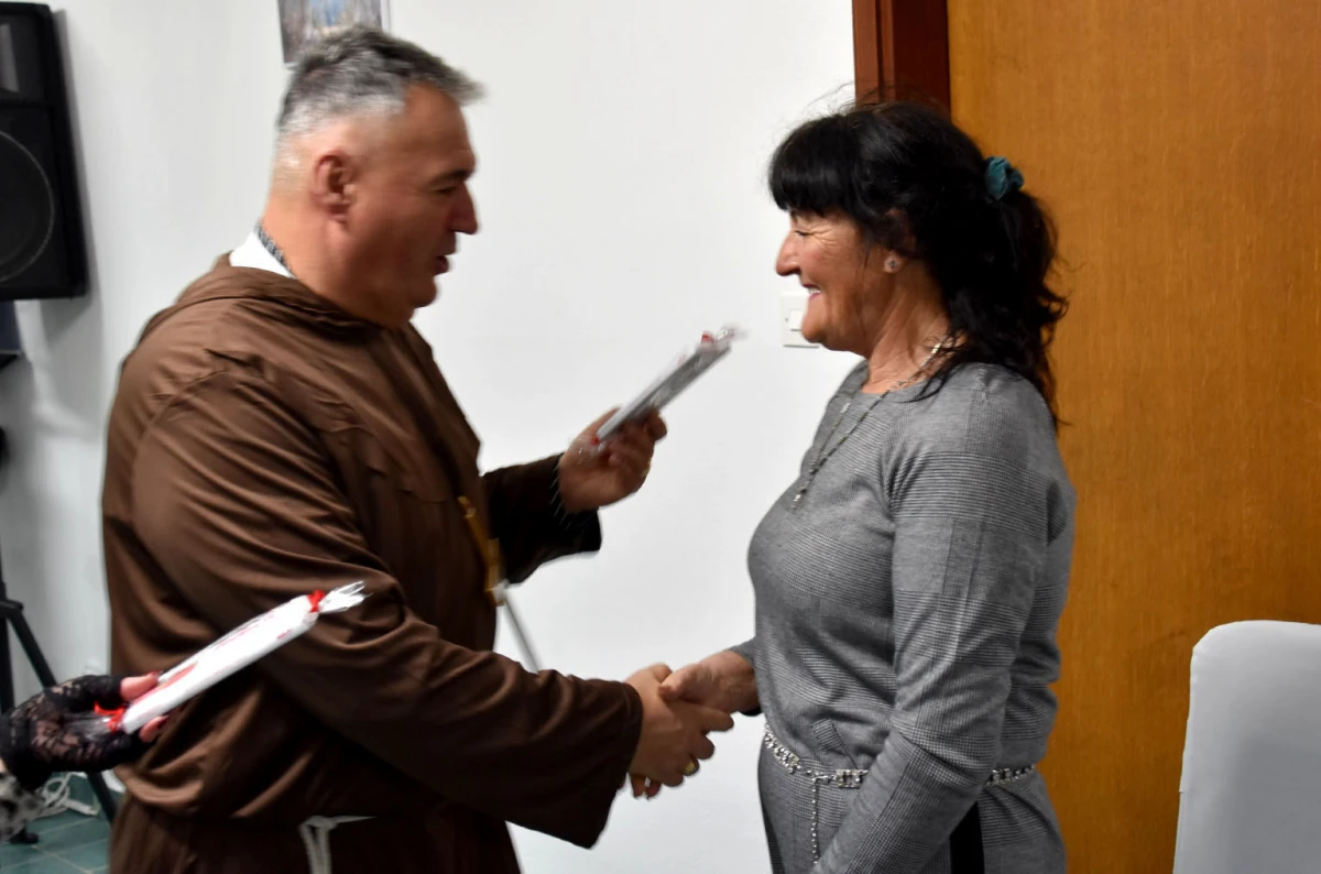 VESELO U VELIKOJ: Velički umirovljenici spojili Valentinovo i maškare u nezaboravnu zabavu