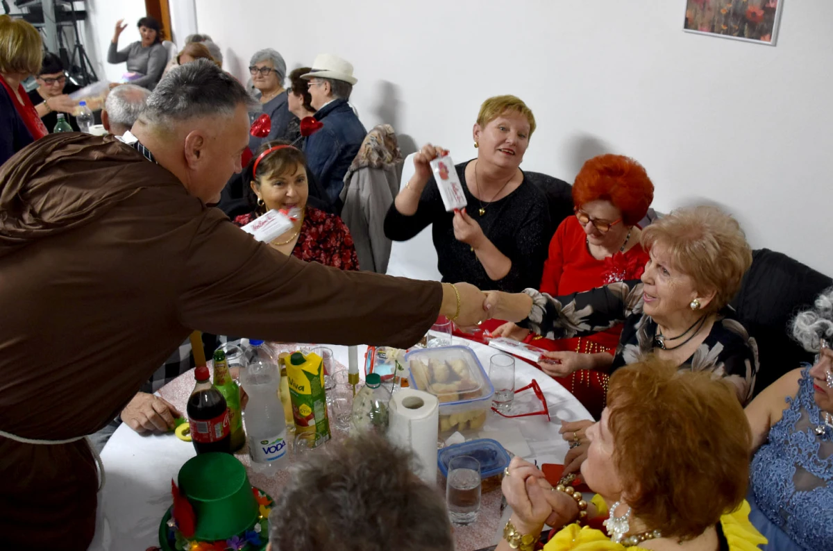 VESELO U VELIKOJ: Velički umirovljenici spojili Valentinovo i maškare u nezaboravnu zabavu