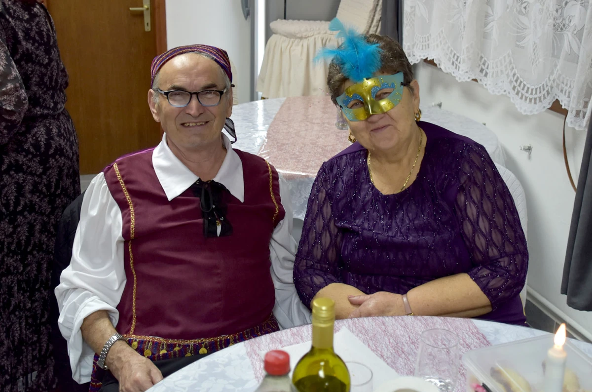 VESELO U VELIKOJ: Velički umirovljenici spojili Valentinovo i maškare u nezaboravnu zabavu