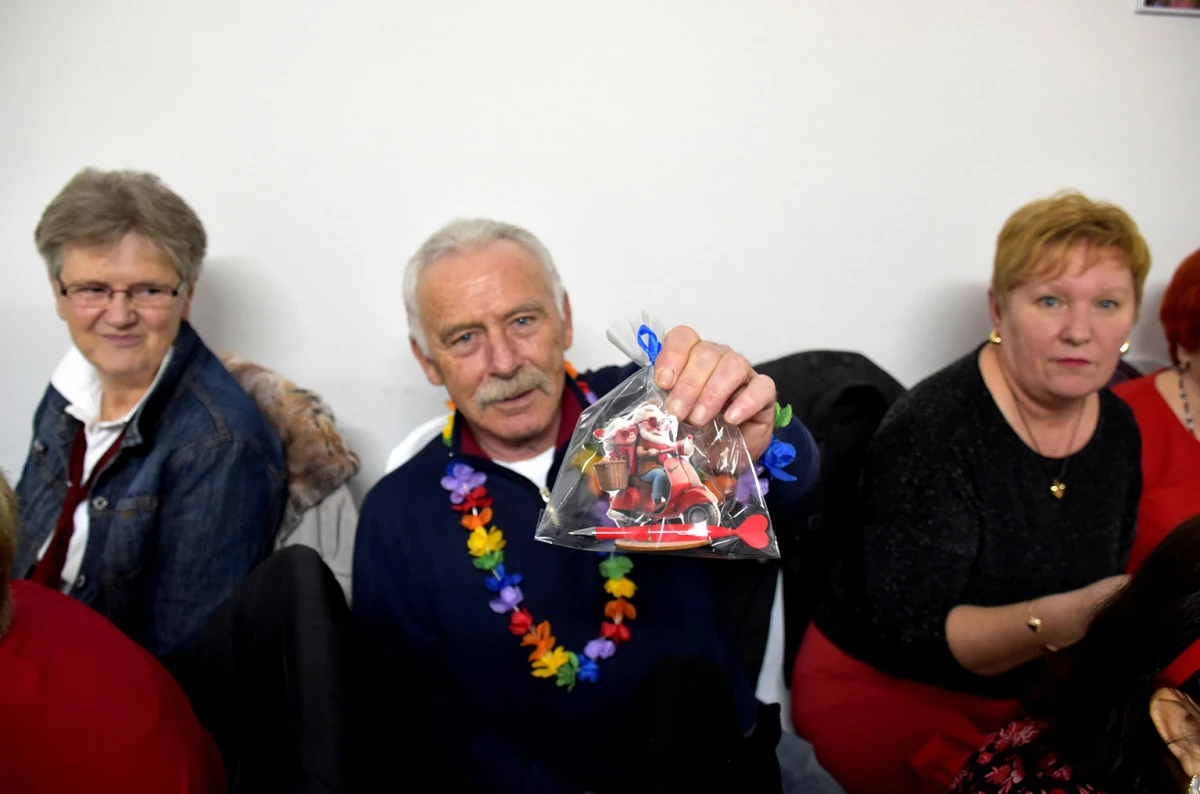 VESELO U VELIKOJ: Velički umirovljenici spojili Valentinovo i maškare u nezaboravnu zabavu