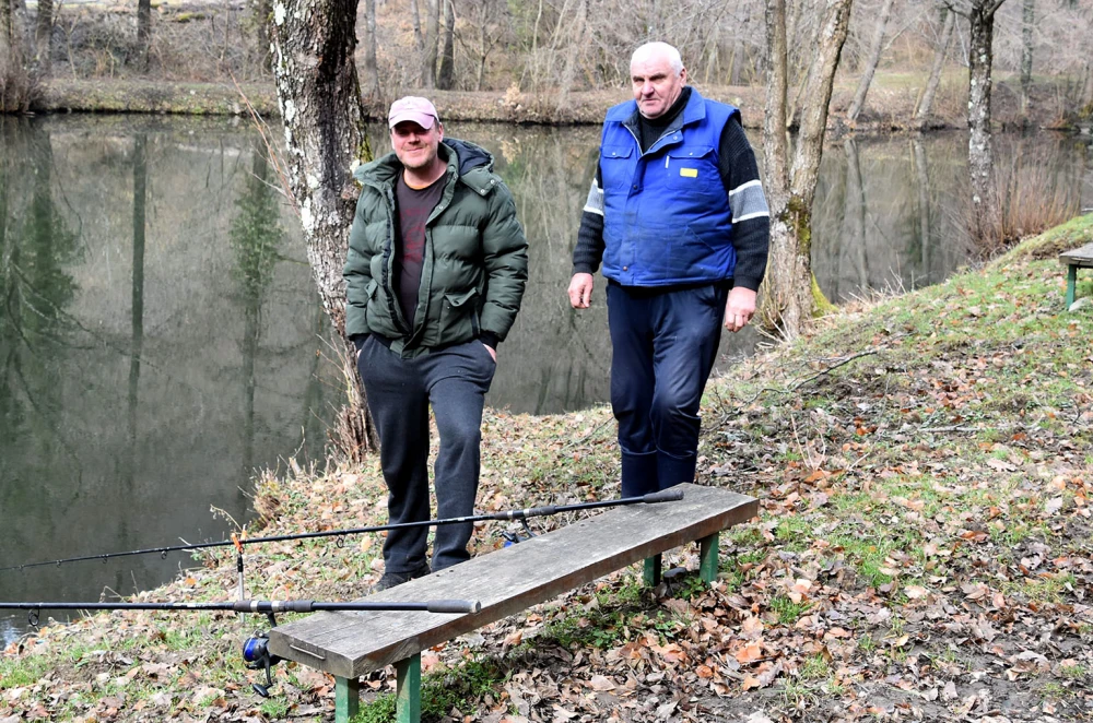Sezona na Kutjevačkoj rici otvorena: Miris roštilja i prvi zabačaji kutjevačkih ribiča