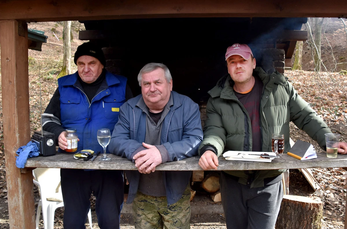 Sezona na Kutjevačkoj rici otvorena: Miris roštilja i prvi zabačaji kutjevačkih ribiča