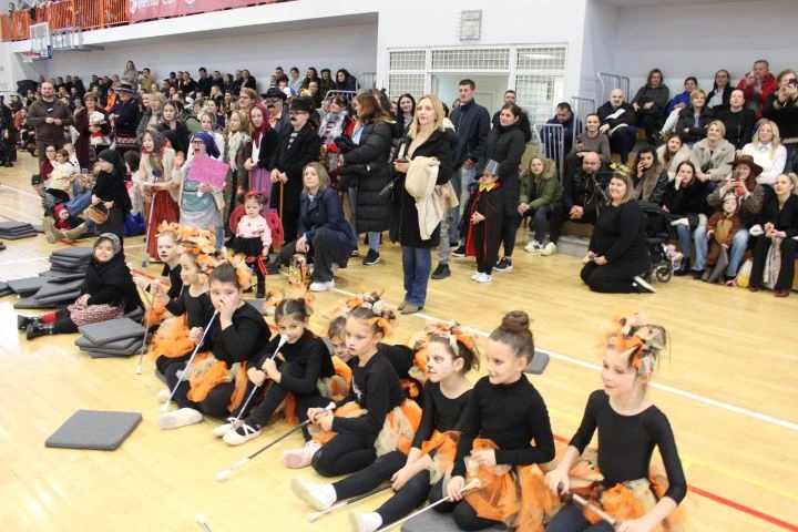 MAŠKARE U PLETERNICI: U prepunoj školskoj dvorani pripremljen zanimljiv pokladni program 