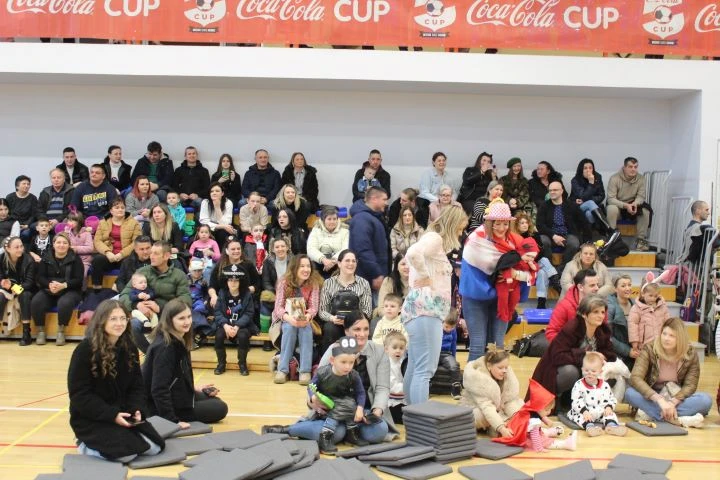 MAŠKARE U PLETERNICI: U prepunoj školskoj dvorani pripremljen zanimljiv pokladni program 