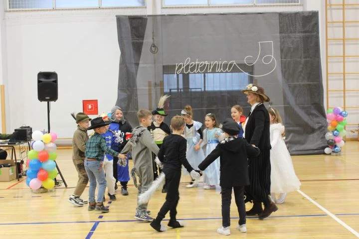 MAŠKARE U PLETERNICI: U prepunoj školskoj dvorani pripremljen zanimljiv pokladni program 
