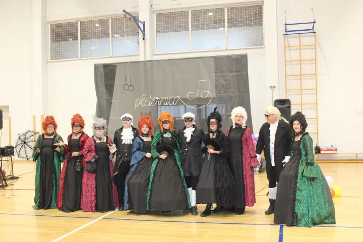 MAŠKARE U PLETERNICI: U prepunoj školskoj dvorani pripremljen zanimljiv pokladni program 
